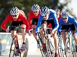 Delta i cykeltävlingar på träningsläger för cykling i Barcelona,  Spanien