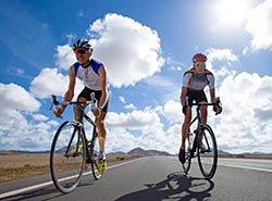 Kunskapsutbyte med lokala klubbar i Spanien på träningsläger för cykling