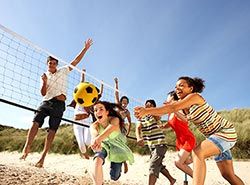 Deltag i strandsport på stranden i Barcelona, Costa Brava, Spanien