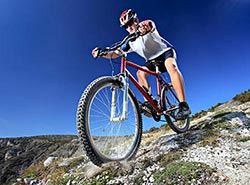 Mountain biking og cykling i Pyrenæerne, nær Barcelona, Spanien
