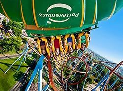 Fart og spænding i forlystelsesparken Port Aventura i Barcelona, Spanien
